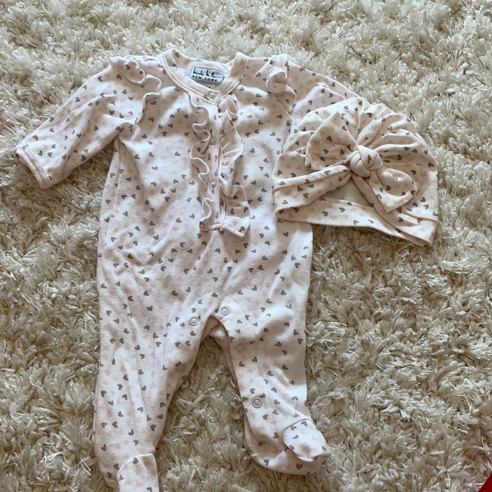 Adorable Baby Girls Nicole Miller ruffled heart print Layette set with hat!